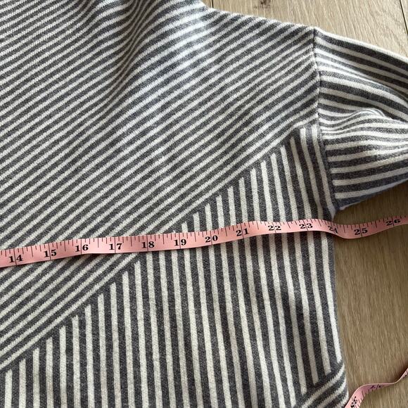 Cynthia Rowley Women’s Gray & White Striped Mock Neck Sweater Size XL - Picture 4 of 5
